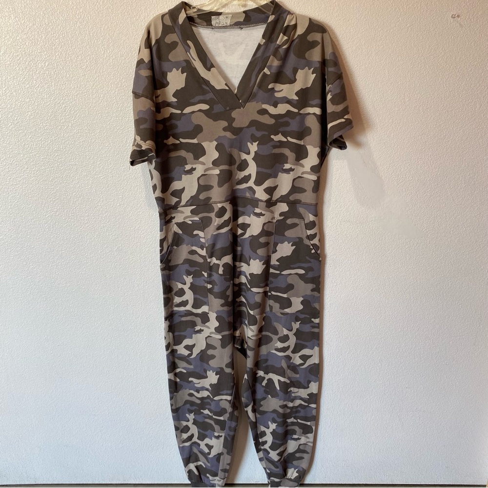 O Womens Camouflage Jumpsuit size S-M green one piece pantsuit
